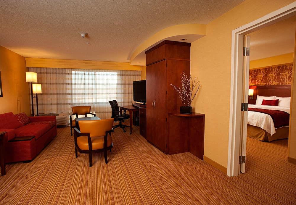 Отель Courtyard Milwaukee Airport Экстерьер фото