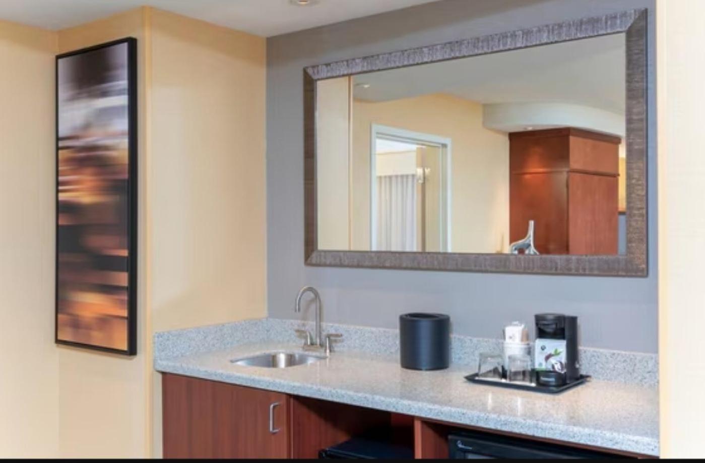 Отель Courtyard Milwaukee Airport Экстерьер фото