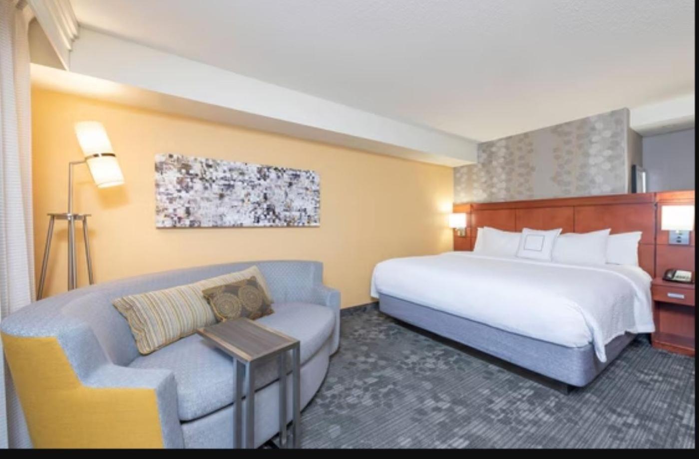 Отель Courtyard Milwaukee Airport Экстерьер фото