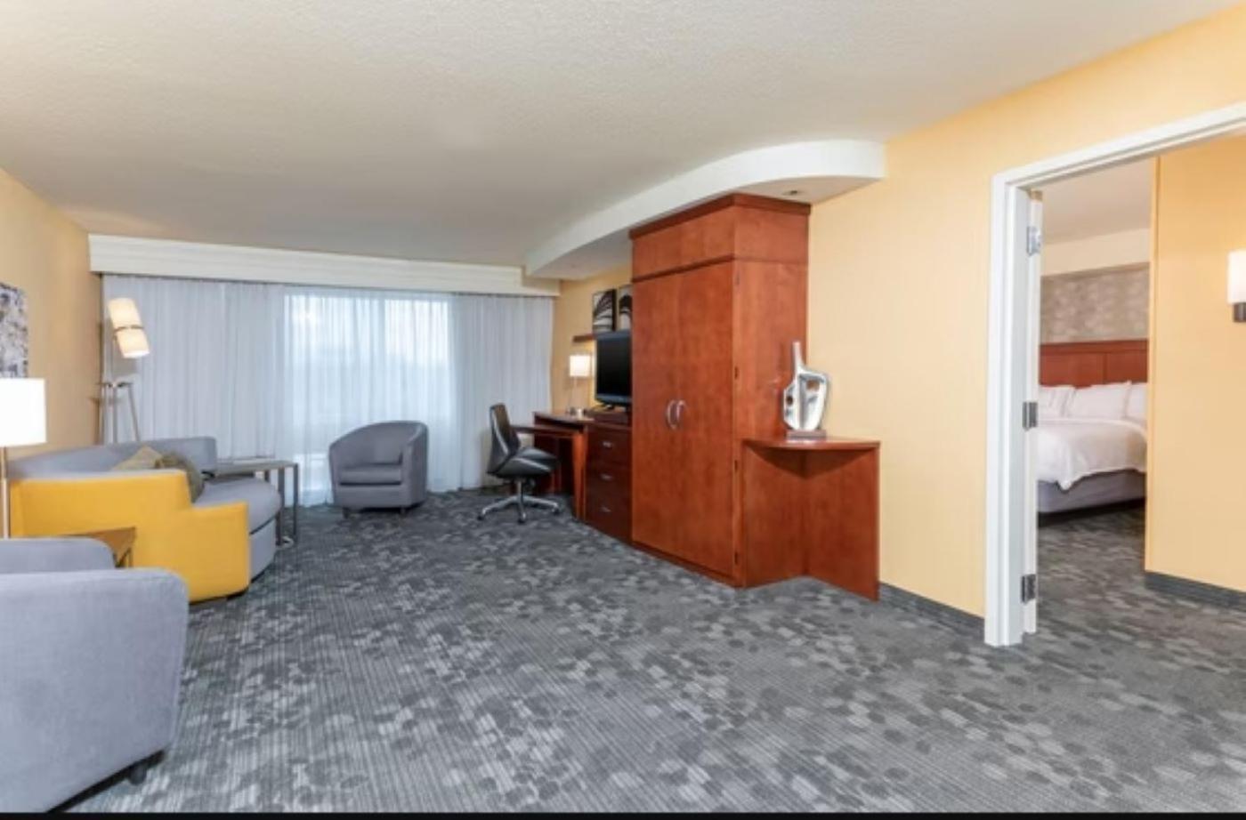 Отель Courtyard Milwaukee Airport Экстерьер фото