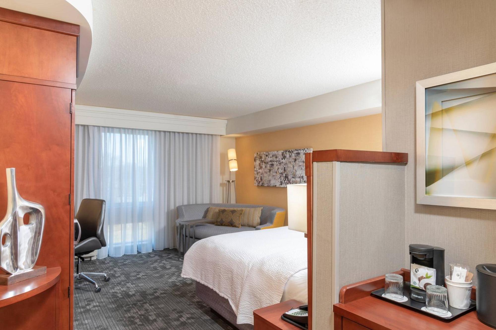 Отель Courtyard Milwaukee Airport Экстерьер фото
