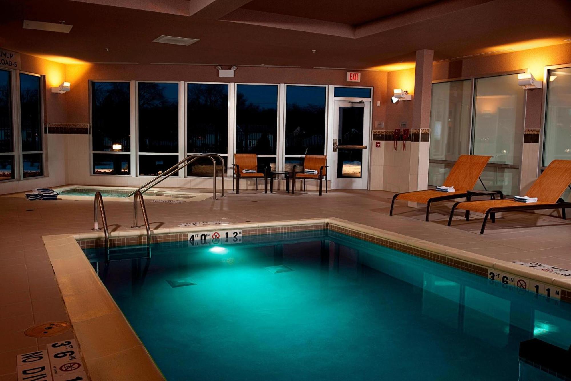 Отель Courtyard Milwaukee Airport Экстерьер фото
