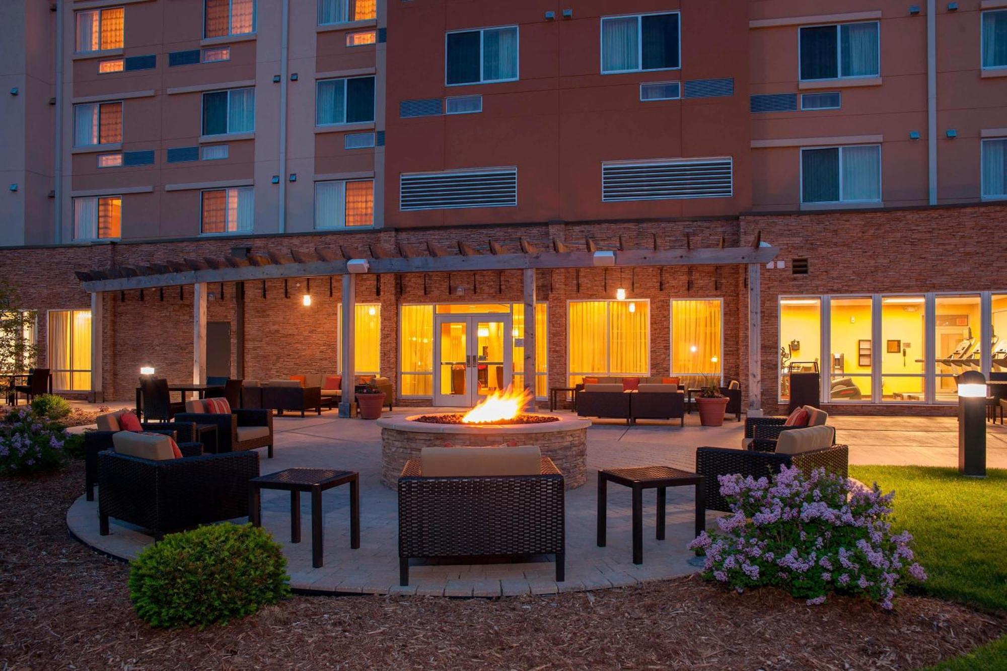 Отель Courtyard Milwaukee Airport Экстерьер фото
