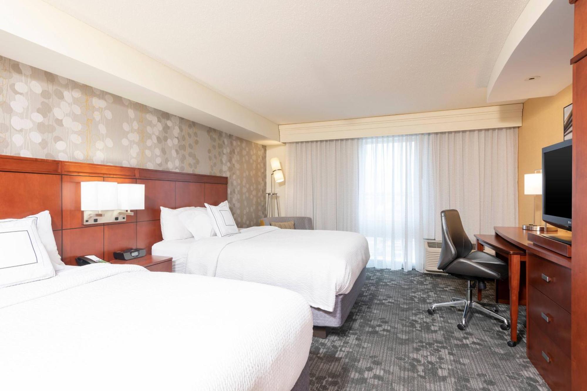 Отель Courtyard Milwaukee Airport Экстерьер фото