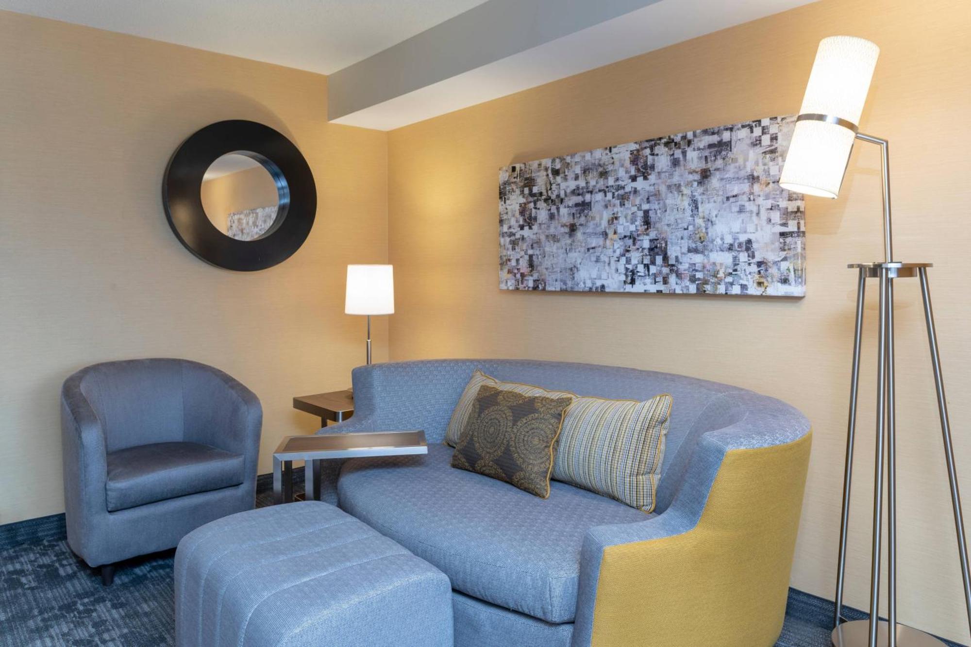 Отель Courtyard Milwaukee Airport Экстерьер фото