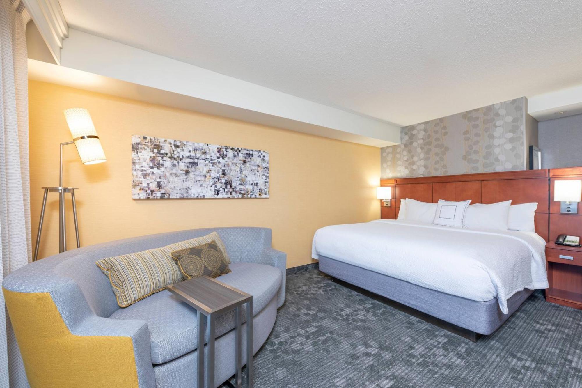 Отель Courtyard Milwaukee Airport Экстерьер фото