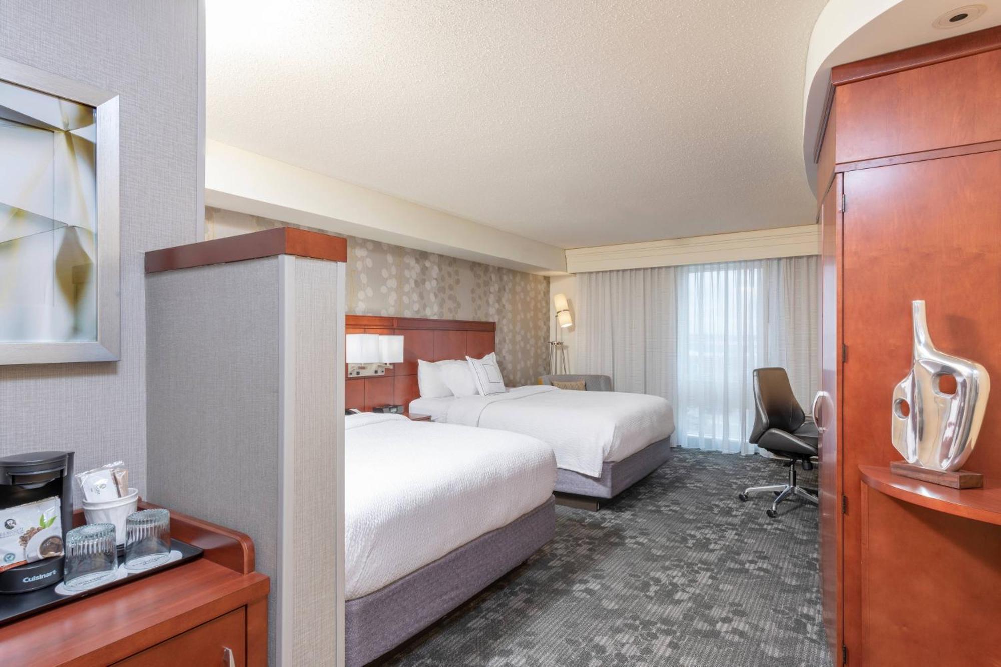 Отель Courtyard Milwaukee Airport Экстерьер фото