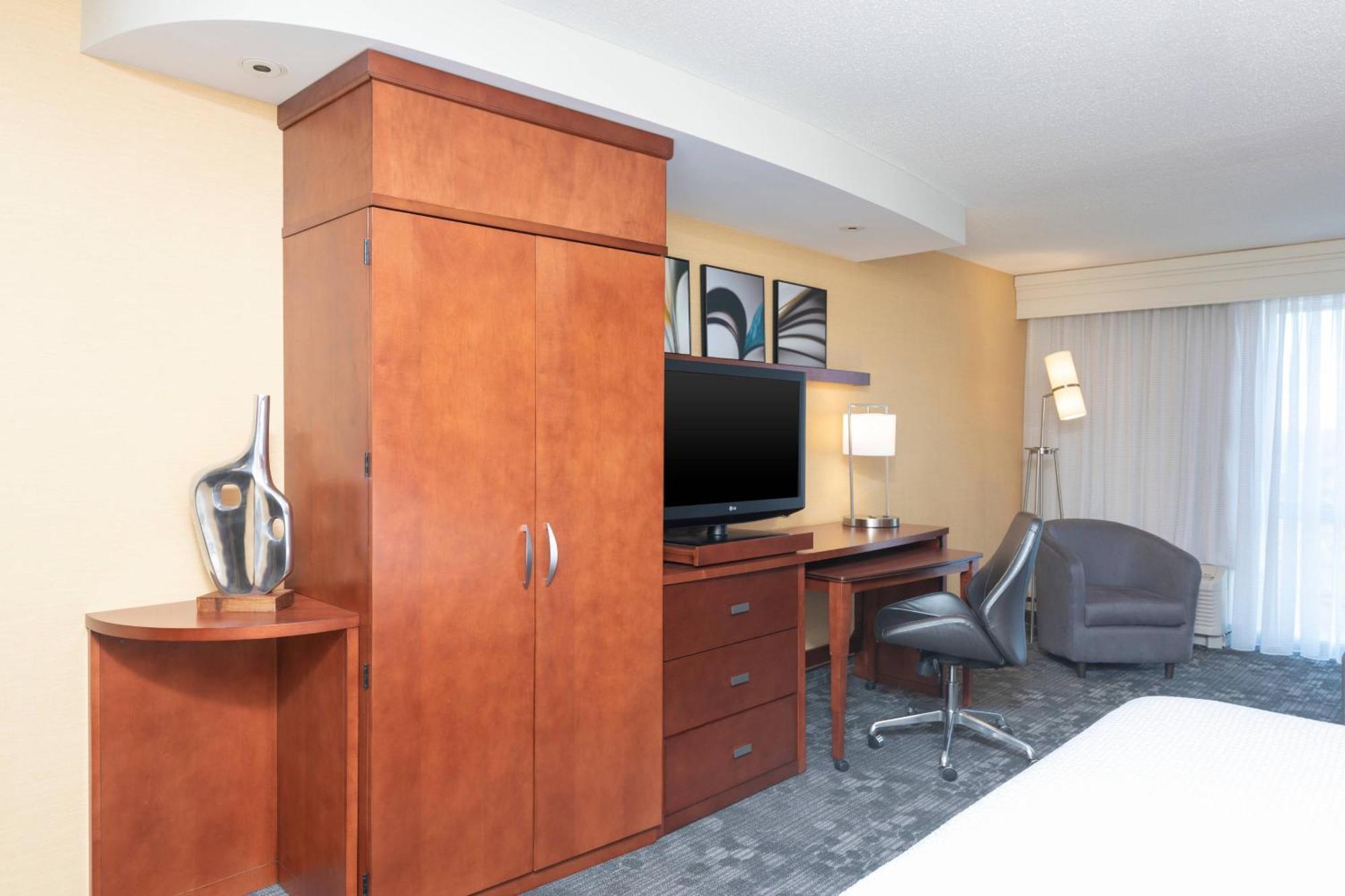 Отель Courtyard Milwaukee Airport Экстерьер фото
